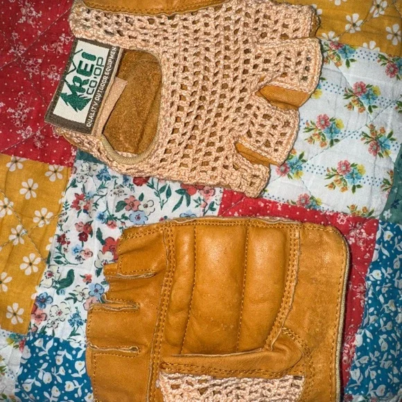 Vintage REI Tan Crochet Fingerless Gloves - Picture 4 of 6